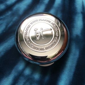 IT Cosmetics Confidence in a Compact Medium